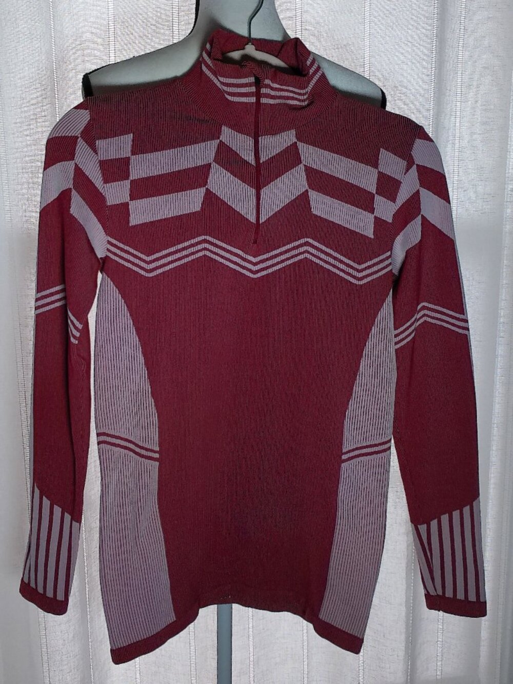 ATHLETA Tee Long Sleeve Stretch 1/4 Zip-Up Light Red w/Gray Geometric Designs M